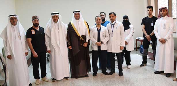 سمو محافظ الأحساء أول المتبرعين الأمير سعود بن طلال بن بدر في صورة جماعية مع فريق الحملة