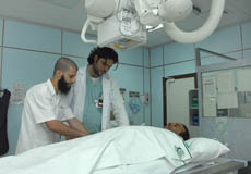 طبيب وممارس صحي يفحصان مريض