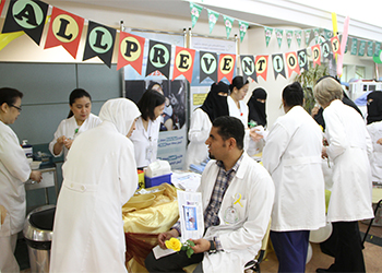 مستشفى الملك عبدالعزيز بالأحساء يوعي من مخاطر السقوط